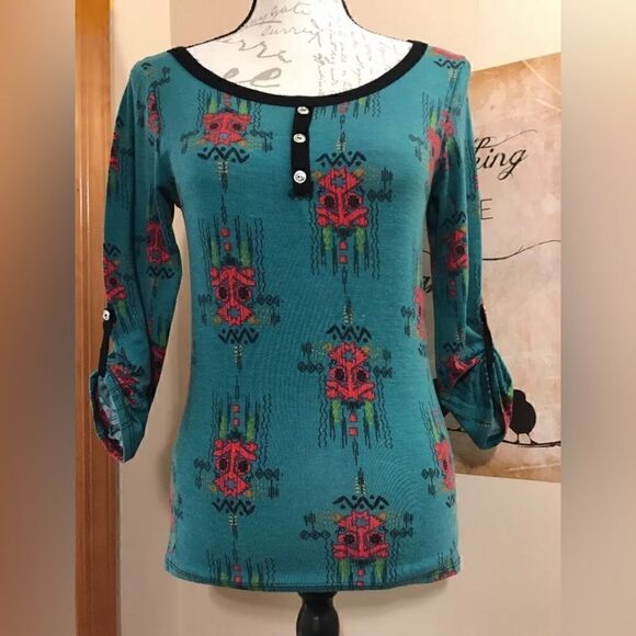 Free Kisses Womens Jrs Stretch Blue 3/4 Rolltab Sleeve Tribal Print Top - Size S - Picture 1 of 8